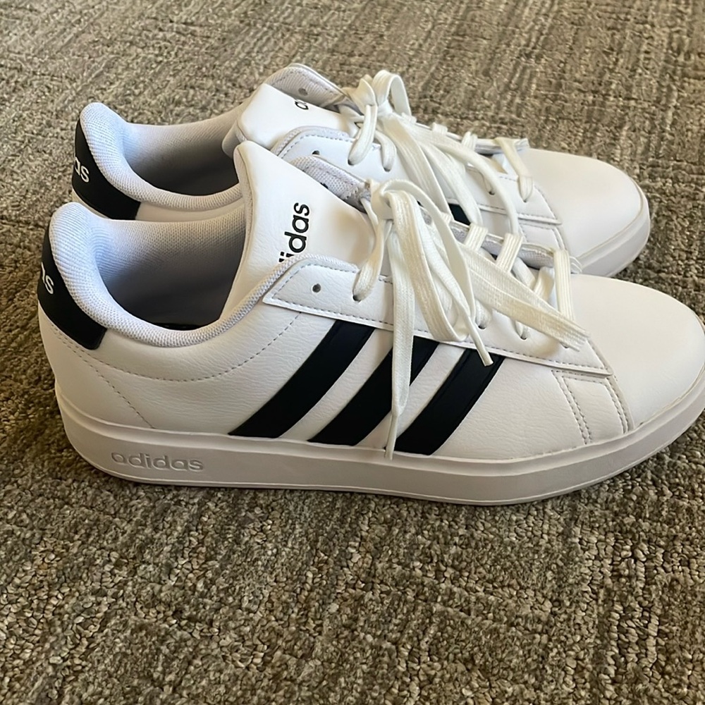 Adidas Grand Court 2.0 - White/Black - gently worn